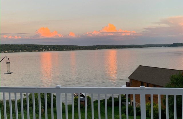 3 Bdrm & In law Suite Spacious Townhouse with Beautiful Lake View & Amenities