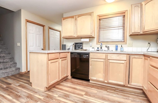 3 Bed, 2.5 Bath | Sleeps 8 Guests | Backyard Oasis