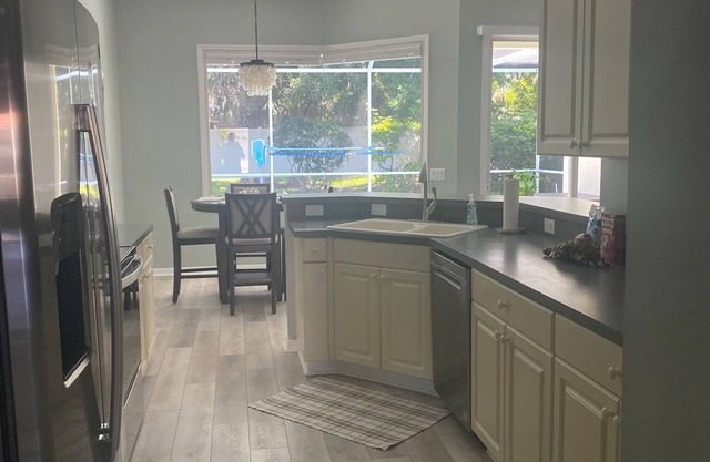 3-bed/2 bath pool home in Venice Florida! Beaches and downtown 5 minutes away