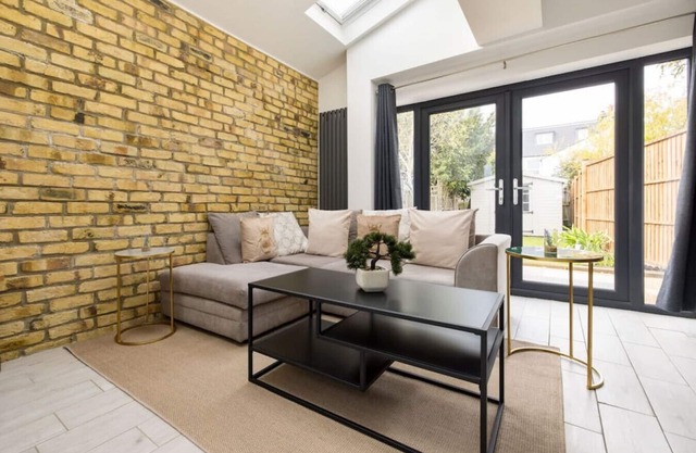 3 Bed Balcony Flat in Nine Elms