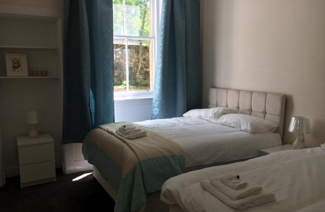 3 Bed Central Apartment - Pet Friendly & Parking