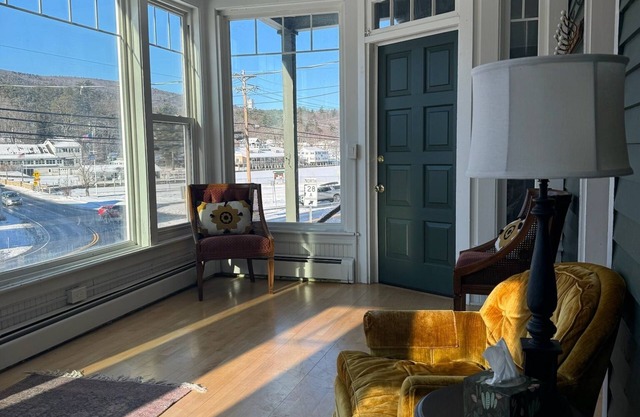 3 bedroom , 2 bath with views of the Lake