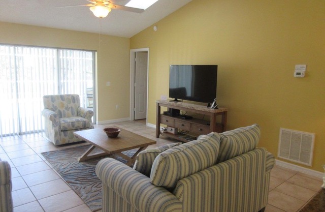3 Bedroom 2 Bathroom Vacation home minutes away from the Parks