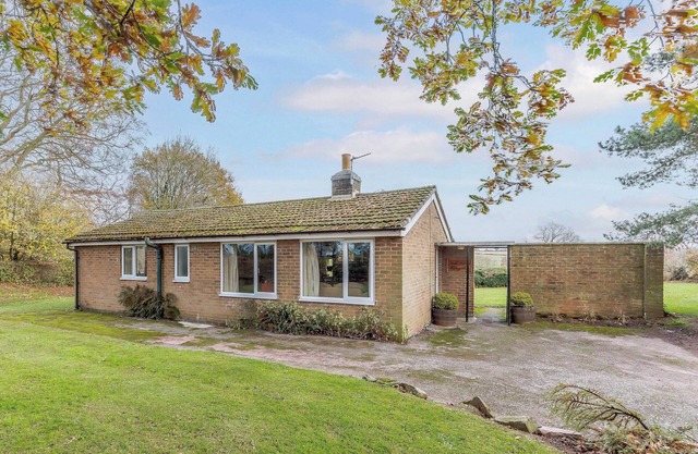 3 bedroom accommodation in Shirley, Ashbourne