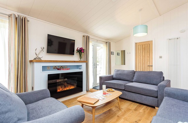 3 bedroom accommodation in Wootton Bridge, Nr Cowes
