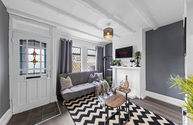 3-Bedroom Building In charming Alexandra Rd