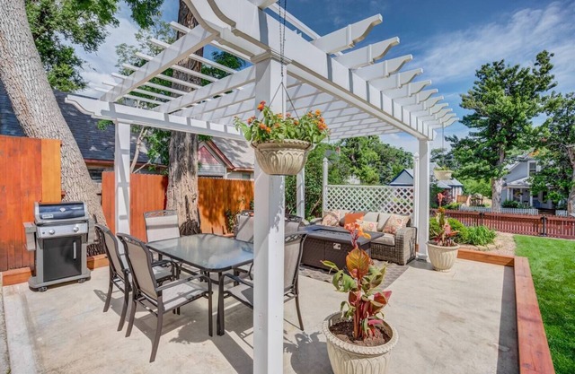 3 Bedroom Downtown with Firepit