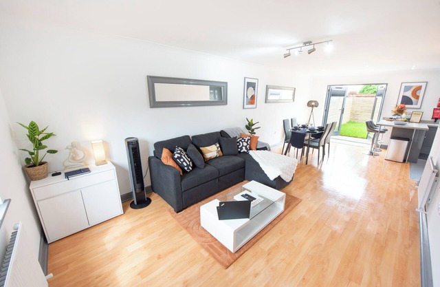 3 Bedroom House, 2 Free Parking, Free WiFi, Modern comfort