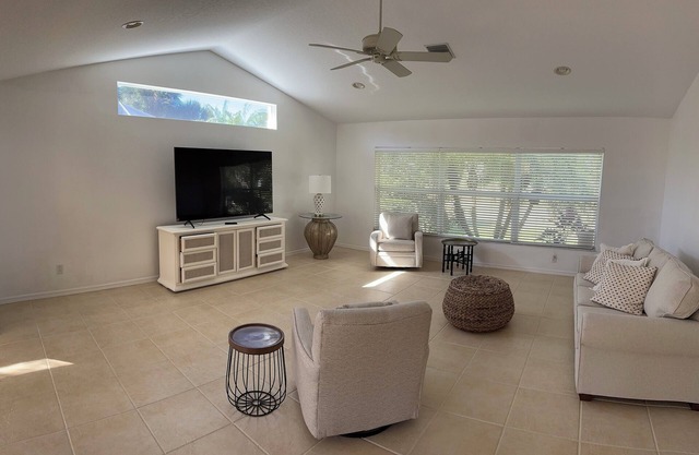 3-bedroom house in charming Venice with AC, WiFi. Short ride to Venice Beaches