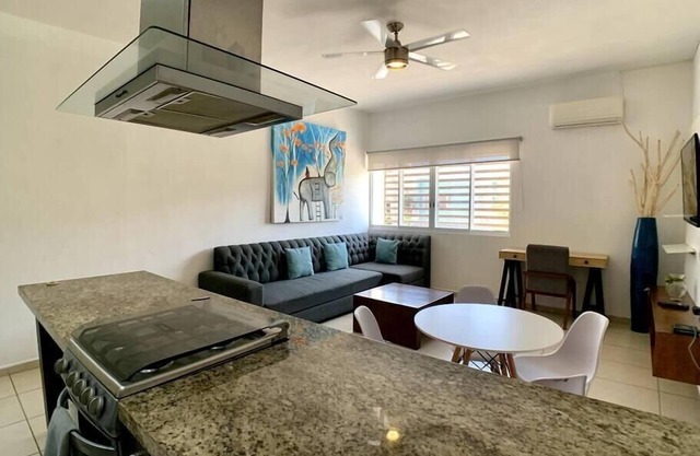3 blocks to the beach ! Strong Wifi + Pool!