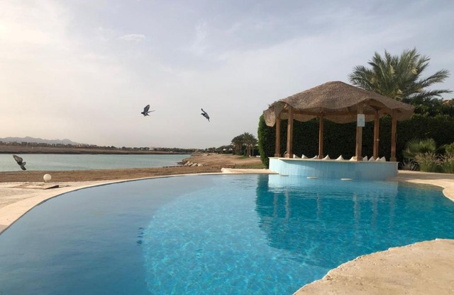 3 BR Villa in EL Gouna we 2 room outside