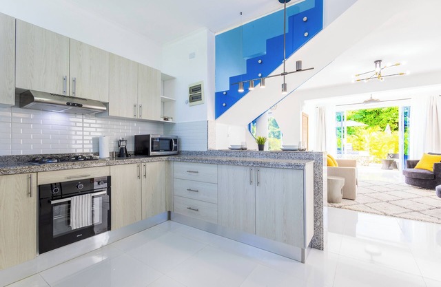 3-BR Villa with Pool & Rooftop Jacuzzi