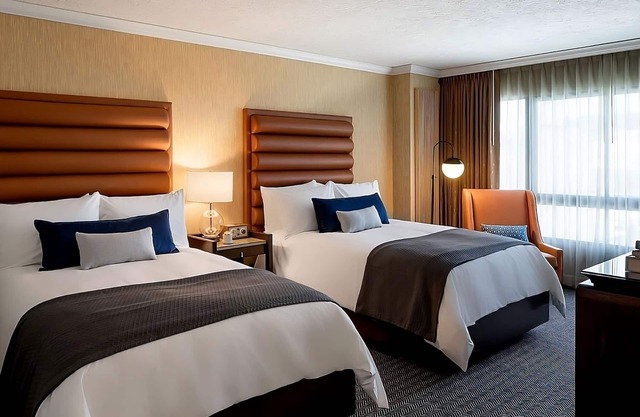 3 Comfortable Units at Dossier Hotel Pioneer Courthouse Square! Pets Allowed!