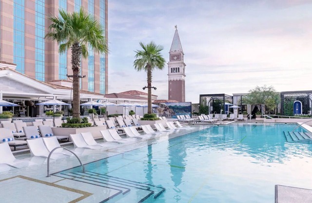 3 Luxury King Suite City View at Palazzo