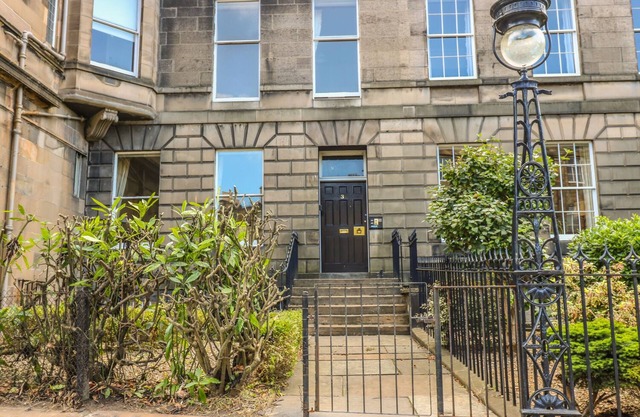 3 LYNEDOCH PLACE, pet friendly, with a garden in Edinburgh