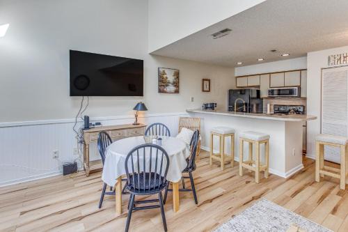 3 Mi to Beach Access Little River Retreat!