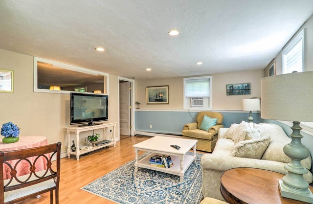 3 Mi to Bourne Scenic Park: Quaint Cape Cod Apt