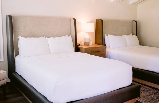 3 Modern units w/Hot spring access, Outdoor pool & Sports facilities!