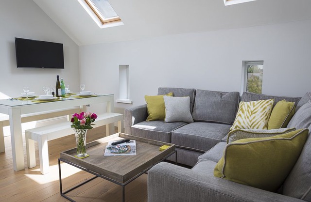 3 New Barn, Hillfield Village, DARTMOUTH