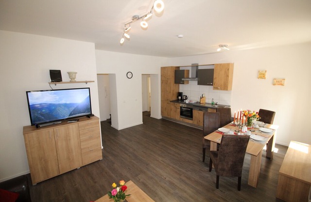 3 rooms, up to 8 persons, luxuriously furnished, "Sunflower"