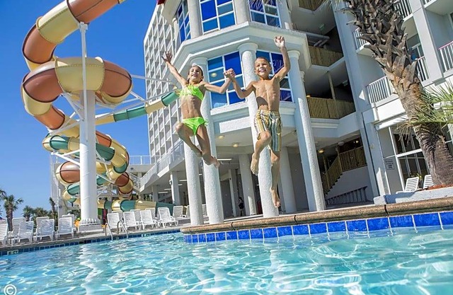 3-Star Hotel ∙ Crown Reef Beach Resort and Waterpark