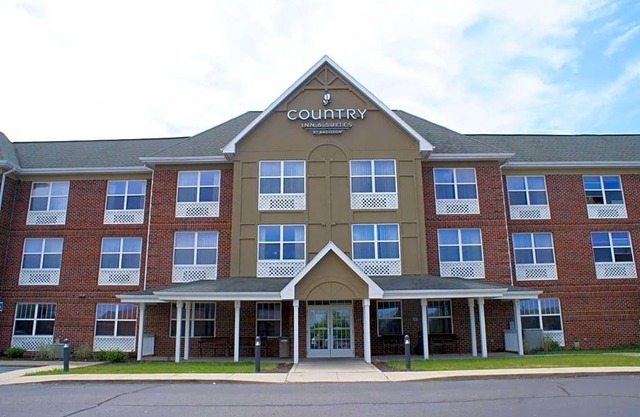 3-Star Hotel ∙ Country Inn & Suites by Radisson, Lansing, MI