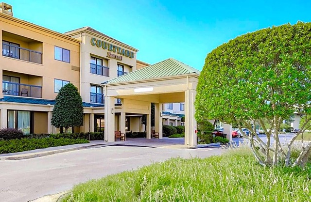 3-Star Hotel ∙ Courtyard Monroe Airport
