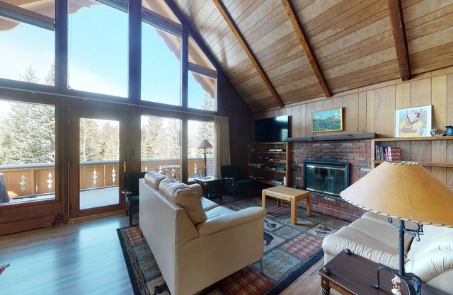 3-Story Dog-Friendly Home w/Wood Fireplace, Fast WiFi, Deck, Grill, Mtn View