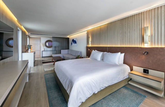 3 x Shores VIP Corner Penthouse at Accommodation at La Jolla Cove Hotel
