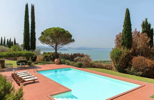 300 m² Villa ∙ 3 bedrooms ∙ 6 guests