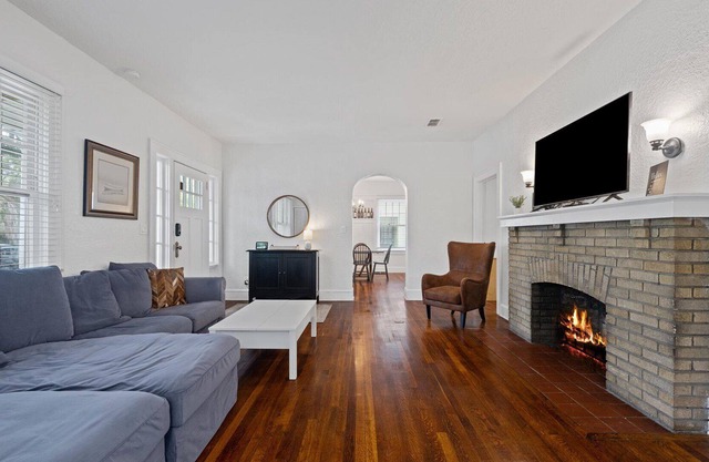 30 Seconds to Bars! l 3bd 2 bath l Private