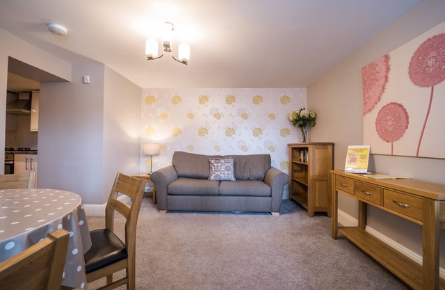 30 Trinity Mews - coaching mews just a few steps from harbour and town centre in quiet cul de sac -