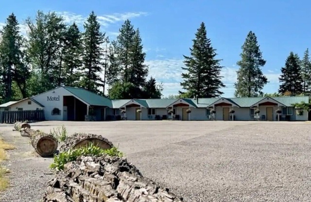 30- TWO QUEEN BEDS in enjoyable Columbia Falls with WiFi, AC, 20m mi to GNP!