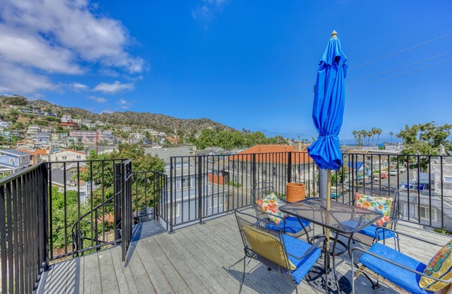 302CL: Spacious 2 Story Home, Outdoor Deck, 2 Blocks to Beach & Shops, WIFI - 30