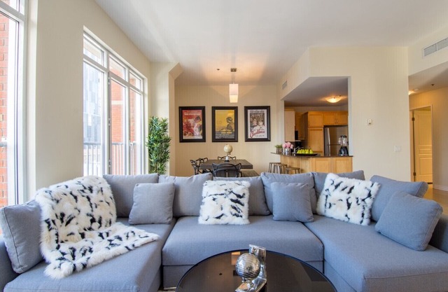 #303-2015 · Lofty Downtown Apartment 100 Walk Score in Montreal