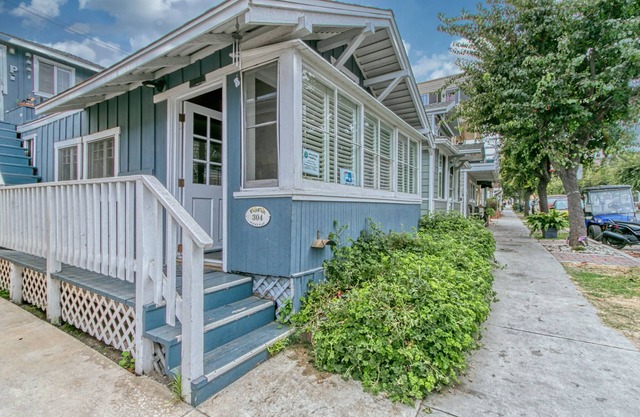 304S: Budget-friendly Cottage, Open Floorplan Duplex, 2 Blocks to Beach, Shops +