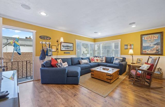 315E Upper: Spacious, Remodeled, Colorful Upper Level Duplex, Quiet Street, WIFI