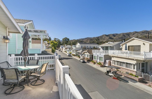 318CL Upper: Spacious Avalon Home, Cathedral Ceilings, Ample Balcony, Mtn Views