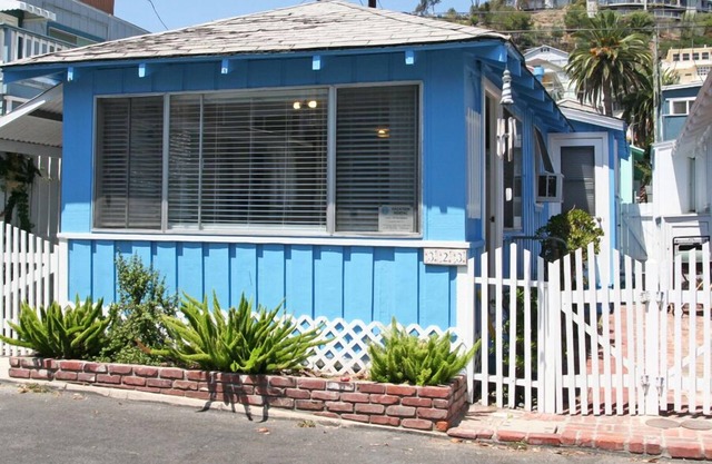 323E: Budget-friendly Avalon Cottage on Eucalyptus Street. Includes A/C and only
