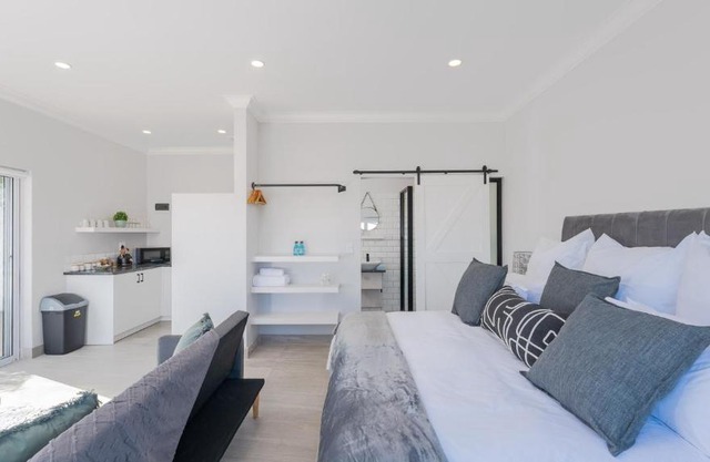 34.4 Degrees South Studio Apartment