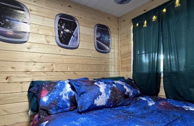 39' River Queen Space Themed Houseboat