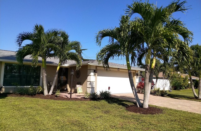 3BD/2BA, 2 w King Beds, 4 Bikes, 1/2 mile to Beautiful Nokomis Beach
