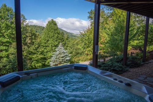 3Bd Log Cabin with Views, Hot Tub, Gas Fireplace, Game Room