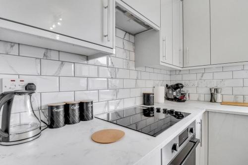 3BR Escape, Work & Relax, Fast Links to London, Serviced Accommodation