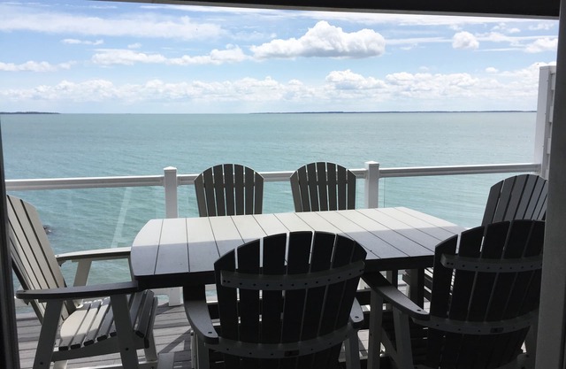 4 Bed/3 Bath - 1 Mile to Downtown, Perfect for your Island Getaway