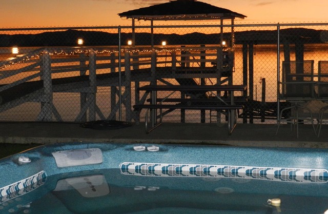 4 Bedroom 3 Bath Lakefront Sun-Thurs stays in August 10% off nightly rate