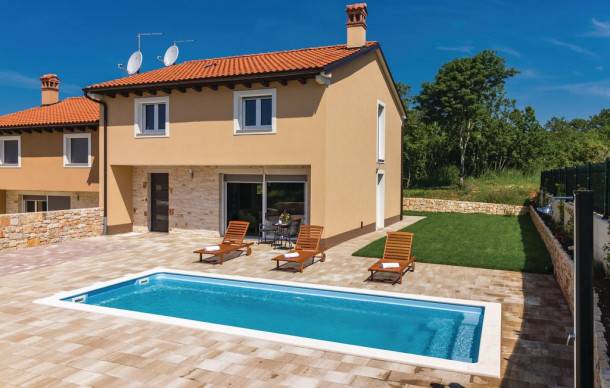 4 bedroom accommodation in Putini