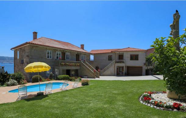 4 bedroom accommodation in Raxo