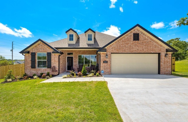 4-bedroom house Rural Cottage setting at the back of Upscale nhrbhood, hot tub