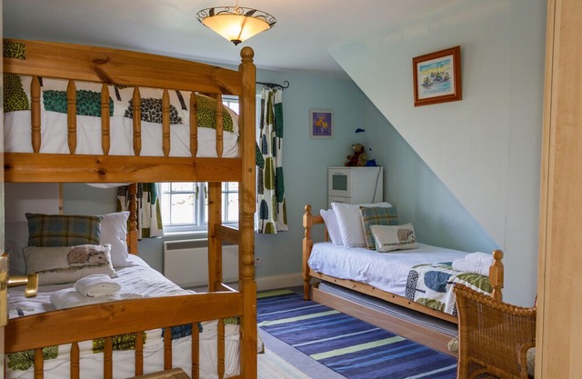 4 Bell Lodge, - sleeps 7 guests in 3 bedrooms